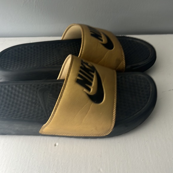 Slides Nike fit tight very comfy - Picture 2 of 2